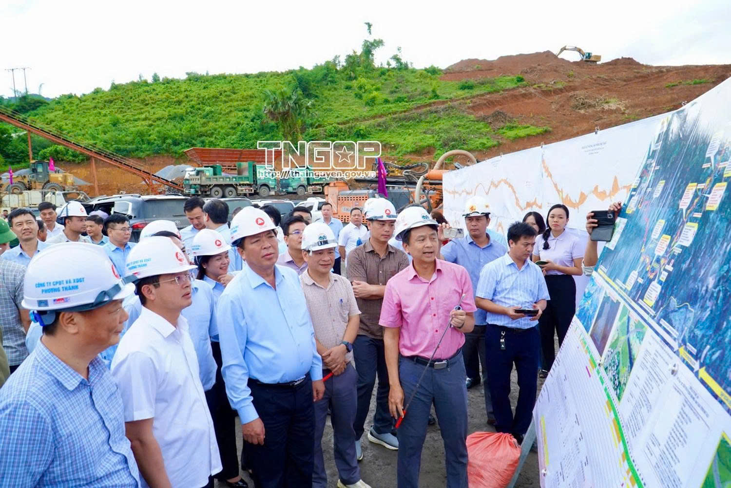 Bộ trưởng Bộ Xây dựng kiểm tra các dự án giao thông trọng điểm trên địa bàn tỉnh Thái Nguyên